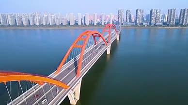 航拍城市桥梁交通长沙福元路大桥视频的预览图
